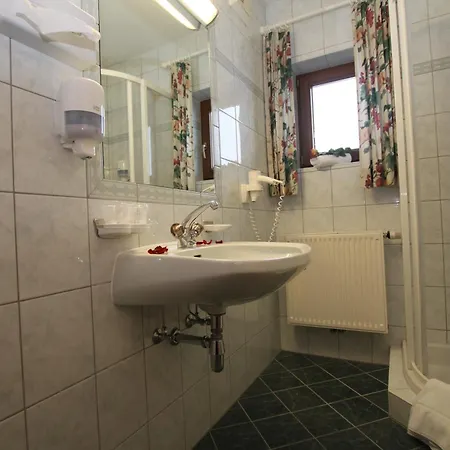 Inn Gast- Und Christler *